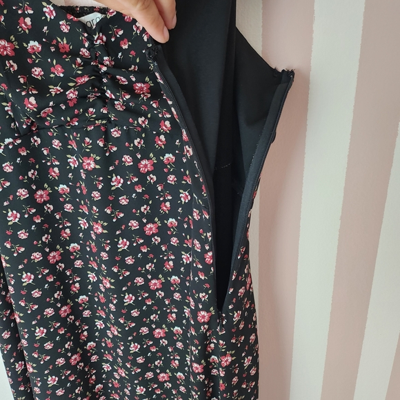 ⭐️SOLD⭐️Chic One Shoulder Floral Dress - Black and Pink - Picture 5 of 10